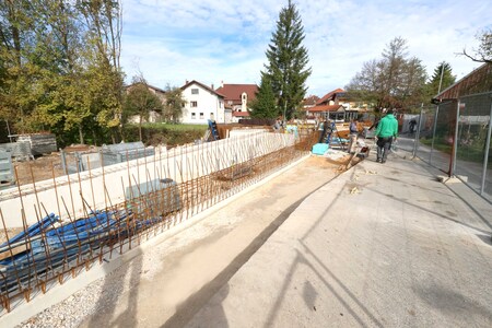 GRADNJA NOVE BRVI ČEZ CERKNIŠČICO 03 FOTO LJUBO VUKELIČ